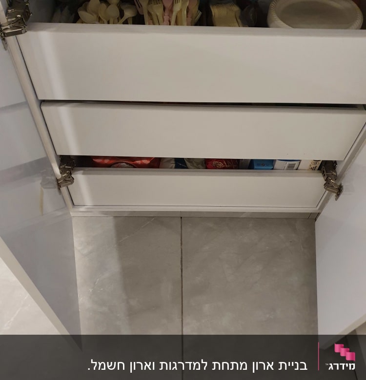 ארון פתוח עם מגירות, כלים חד פעמיים בפנים